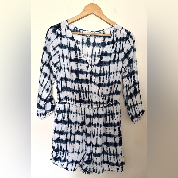 Aeropostal Navy and White Tie-Dye Romper Women’s Sz Medium 3/4 Sleeve V-neck - Picture 6 of 9